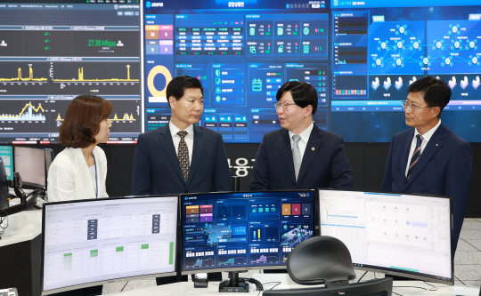 김소영(오른쪽 두번째) 금융위원회 부위원장이 30일 경기 분당구 금융결제원 분당센터 통합 관제실에 방문해 온라인·원스톱 대환대출 인프라의 준비상황을 점검하고 있다.  금융위원회 제공